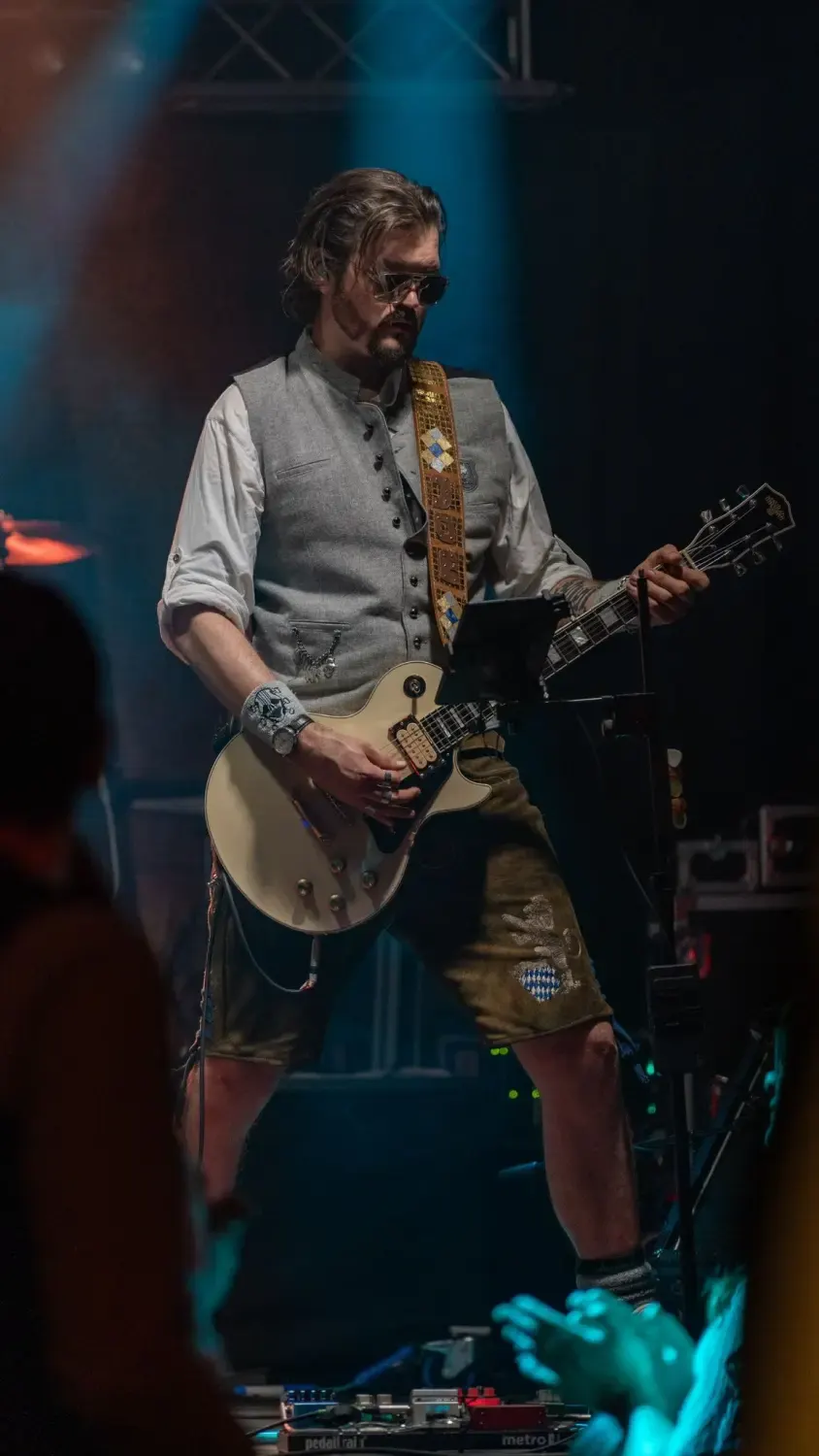 Porträt von Joe Schmid, Gitarrist von leckomio