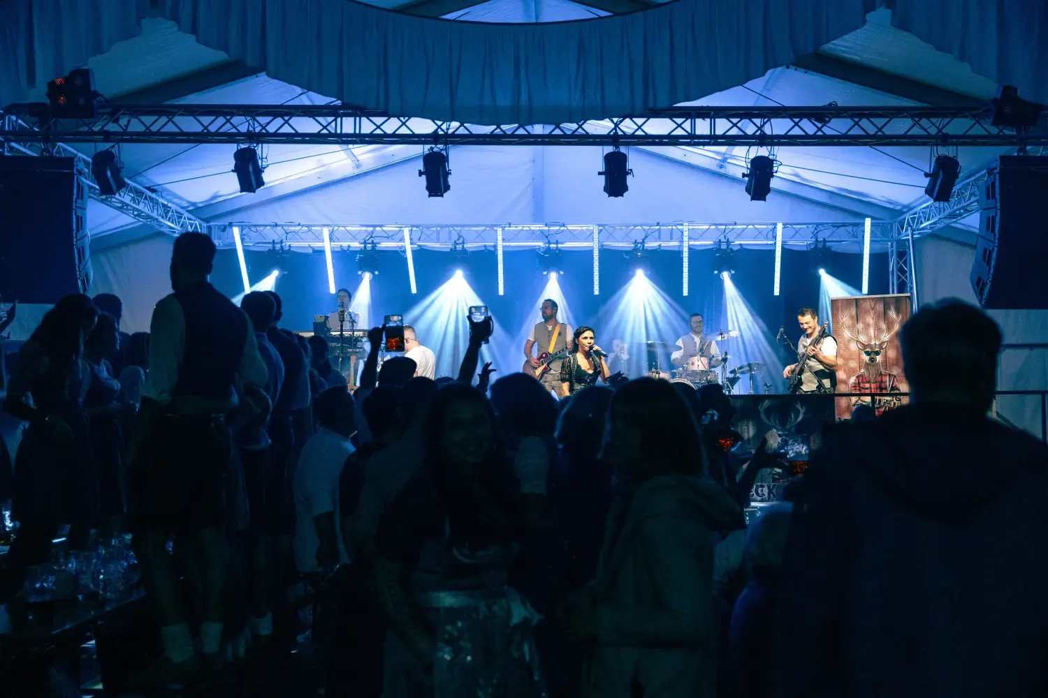 Live-Moment auf der Festzeltbühne
