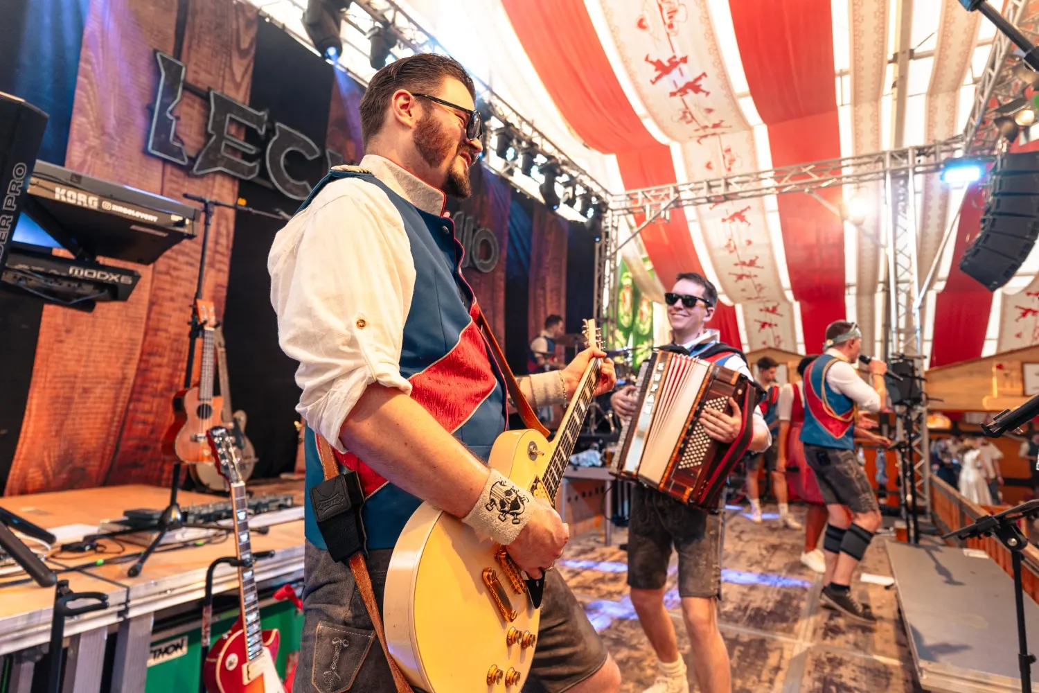Jubelndes Publikum im Festzelt während des Konzerts