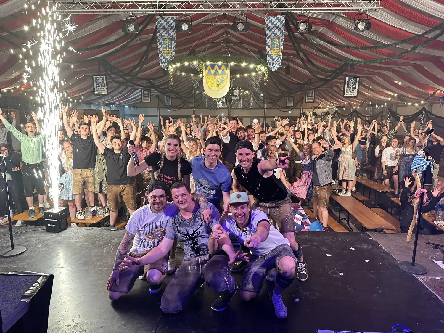 Stimmung im Festzelt bei voller Lautstärke